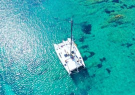 Il catamarano durante il giro in catamarano privato al Parco dell'Asinara e La Pelosa con Buriana Charter Stintino.