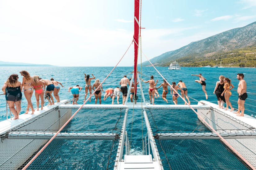 Des amis lors d'une balade en catamaran depuis Split et vers Hvar et les Pakleni avec Summer Blues. 