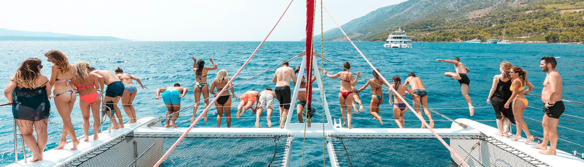 Amigos durante el viaje en catamarán a las islas Hvar y Pakleni en Split Summer Blues.