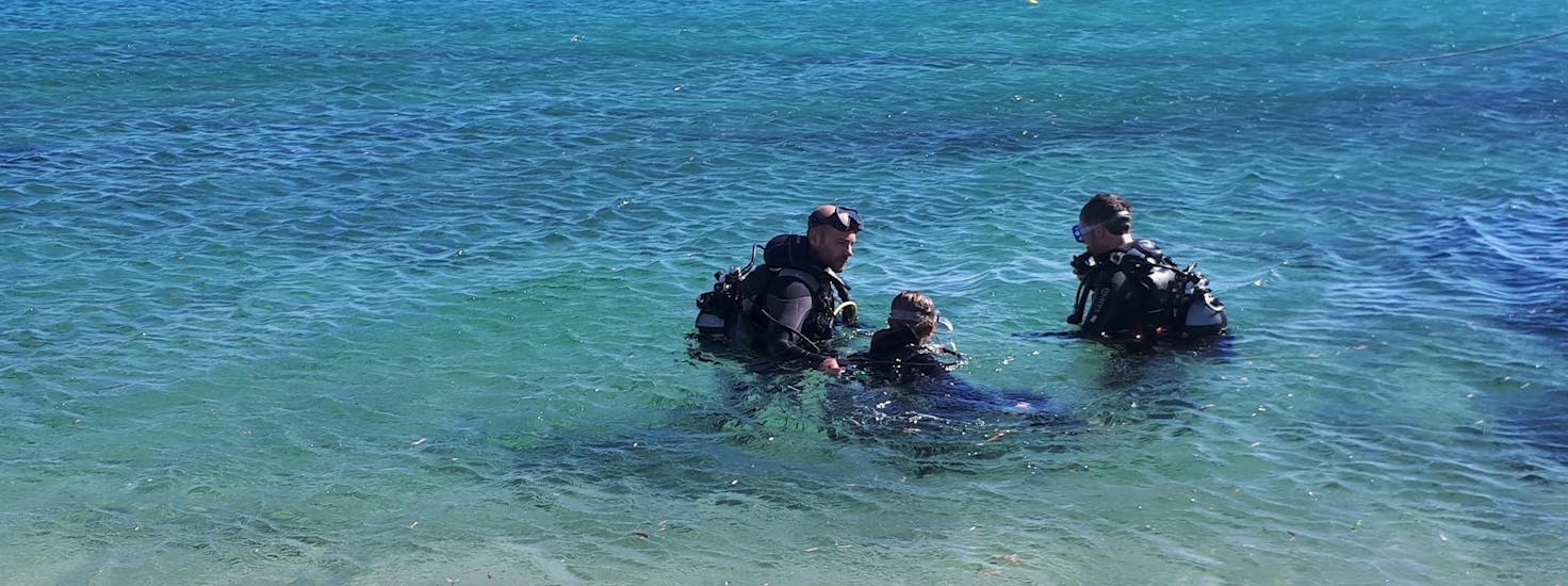 A group is Snorkeling around Hyères with European Diving School Hyères.
