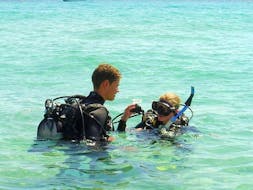 Un jeune homme et sa soeur font du snorkeling à Hyères avec European Diving School Hyères.