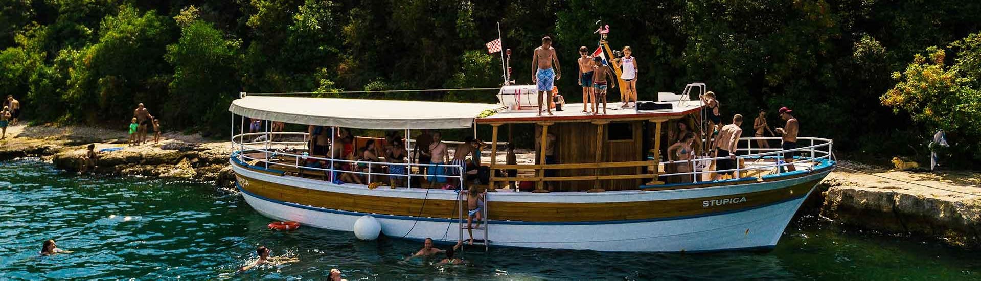 Un gruppo di persone si gode il giro in barca al fiordo di Lemme e all'arcipelago di Rovigno con Stupica Excursions.