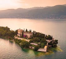 La hermosa isla de Garda y Villa Borghese vistas desde arriba durante un viaje en barco privado a la isla de Garda con Sirmione Boats. 