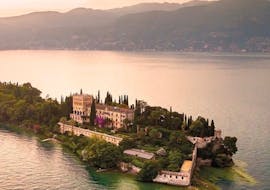 La hermosa isla de Garda y Villa Borghese vistas desde arriba durante un viaje en barco privado a la isla de Garda con Sirmione Boats. 