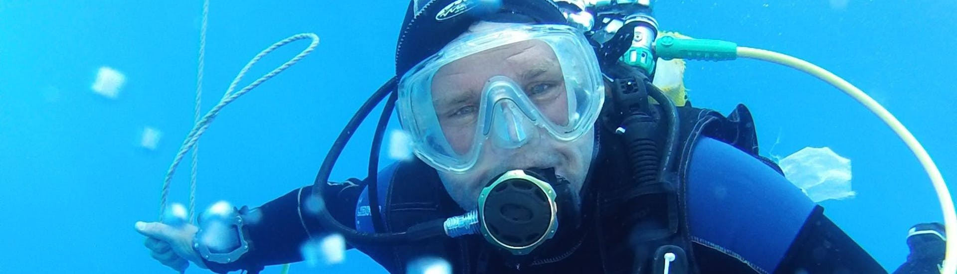 Ein Taucher schwimmt unter der Oberfläche während des PADI Open Water Diver Kurses mit der European Diving School Saint-Tropez.