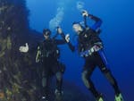 Un plongeur et son moniteur nagent sous la surface pendant la formation plongée PADI Open Water Diver pour Débutants avec European Diving School Saint-Tropez