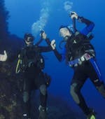 Un plongeur et son moniteur nagent sous la surface pendant la formation plongée PADI Open Water Diver pour Débutants avec European Diving School Saint-Tropez