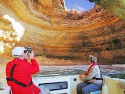 Dos personas realizan una excursión privada en barco a la Cueva de Benagil con Atlantis Tours Portimao.
