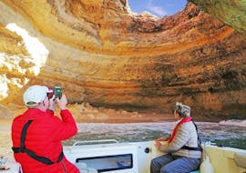Deux personnes partent en balade en bateau privé à la grotte de Benagil avec Atlantis Tours Portimao.