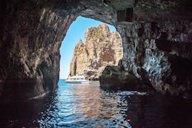 Eine der Höhlen, die man während der Bootsfahrt zu den Höhlen der Insel Marettimo mit Egadi Escursioni bewundern kann.