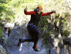 Ein Man springt von einem Felsen während der Canyoning-Aktivität in der Gourgas-Schlucht in der Ardèche mit Geo Canyon. 