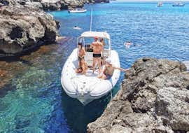 Tour in gommone a Favignana e Levanzo da Trapani con Egadi Escursioni Un gruppo di partecipanti sul gommone durante il giro in gommone a Favignana e Levanzo con Egadi Escursioni.