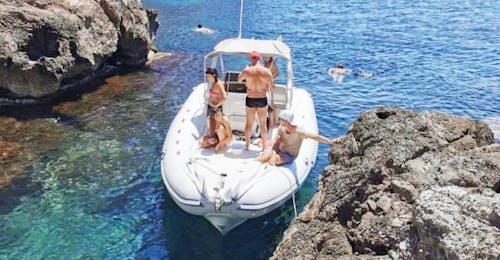 RIB boottocht naar Favignana en Levanzo vanuit Trapani met Egadi Escursioni Groep gasten op de boot tijdens de RIB boottocht naar Favignana en Levanzo vanuit Trapani met Egadi Escursioni.