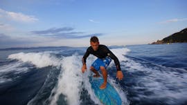 Homme faisant du wakesurf à Cannes avec Cannes Esprit Glisse.