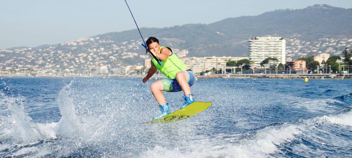 Woman Wakesurfing in Cannes with the provider Cannes Esprit Glisse.