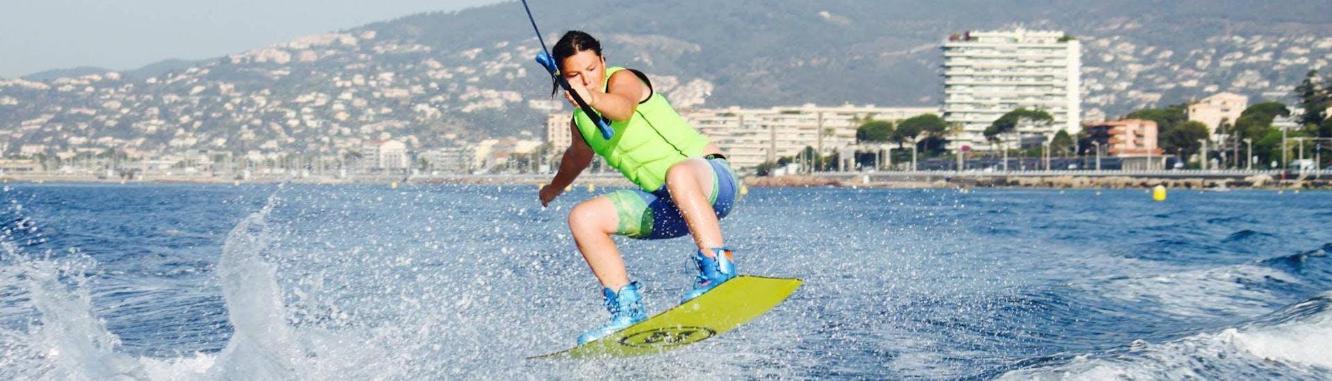 Femme faisant du wakesurf à Cannes avec le prestataire Cannes Esprit Glisse.
