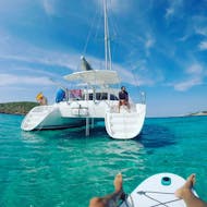 Un groupe de personnes profite d'une balade privée en voilier autour d'Ibiza avec CharterAlia Ibiza.