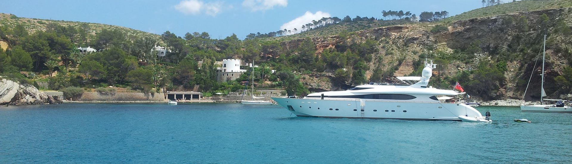 Unser Stolz ist das Navigieren während der privaten Motorbootfahrt nach Formentera von Ibiza mit CharterAlia Ibiza.