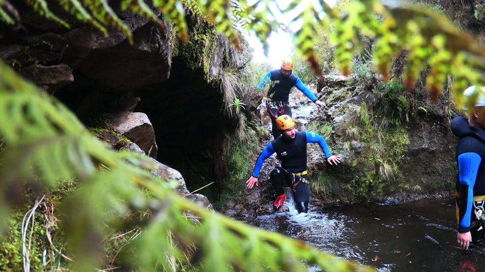 Persone che fanno canyoning a Ribeira das Cales con Adventure Kingdom.