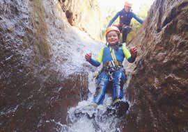 Canyoning à Ribeira das Cales à Madère pour des débutants avec Madeira Adventure Kingdom. Une fille glissant pendant le canyoning dans la Ribeira das Cales avec Madeira Adventure Kingdom.