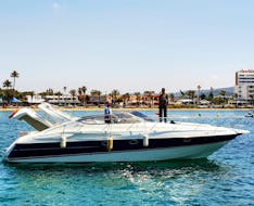 Een privé tocht met een motorboot rond Ibiza met CharterAlia Ibiza.