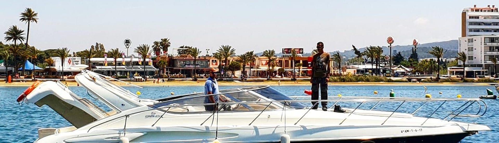 Eine private Motorbootfahrt rund um Ibiza mit CharterAlia Ibiza.