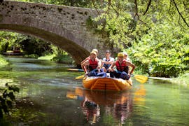 Un gruppo di amici si gode la vista della natura della Valnerina dal fiume durante una discesa rafting sul fiume corno - percorso breve con Rafting Umbria. 