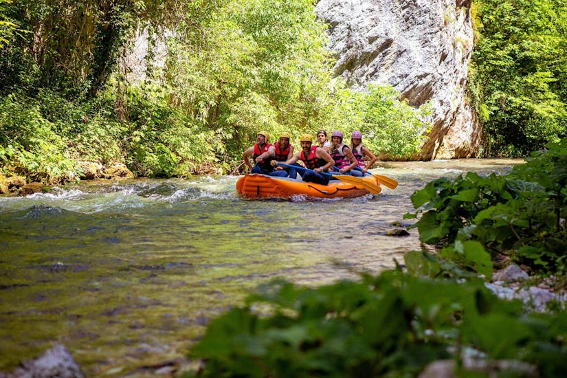 Un gruppo di amici che si diverte durante il Rafting sul fiume Corno a Norcia - Percorso breve con Rafting Umbria.