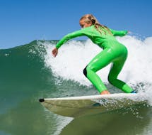 Fille pendant ses leçons de surf à La Salie Beach avec Ocean Roots.