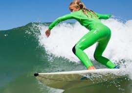 Cours de surf (dès 5 ans) sur la plage de la Salie Fille pendant ses leçons de surf à La Salie Beach avec Ocean Roots.
