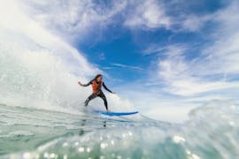 Fille pendant ses cours de surf privés à Salie Beach avec le prestataire Ocean Roots.