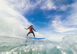 Fille pendant ses cours de surf privés à Salie Beach avec le prestataire Ocean Roots.
