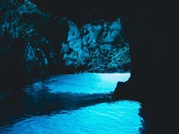 Die atemberaubende blaue Höhle während der Bootstour zur Insel Hvar mit Besuch der Blauen Höhle mit Mayer Charter Trogir.