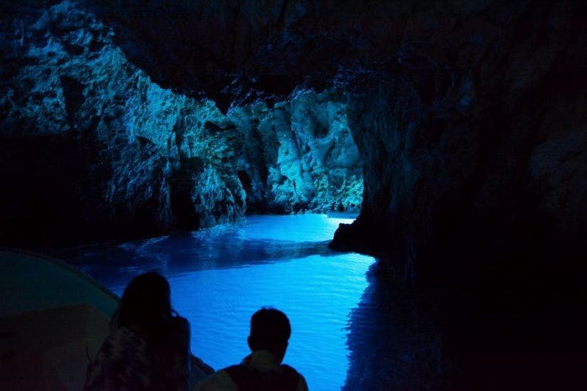 Die Teilnehmer der Bootstour auf die Insel Hvar und einem Besuch der blauen Höhle genießen das atemberaubende blaue Wasser mit Mayer charter Trogir.