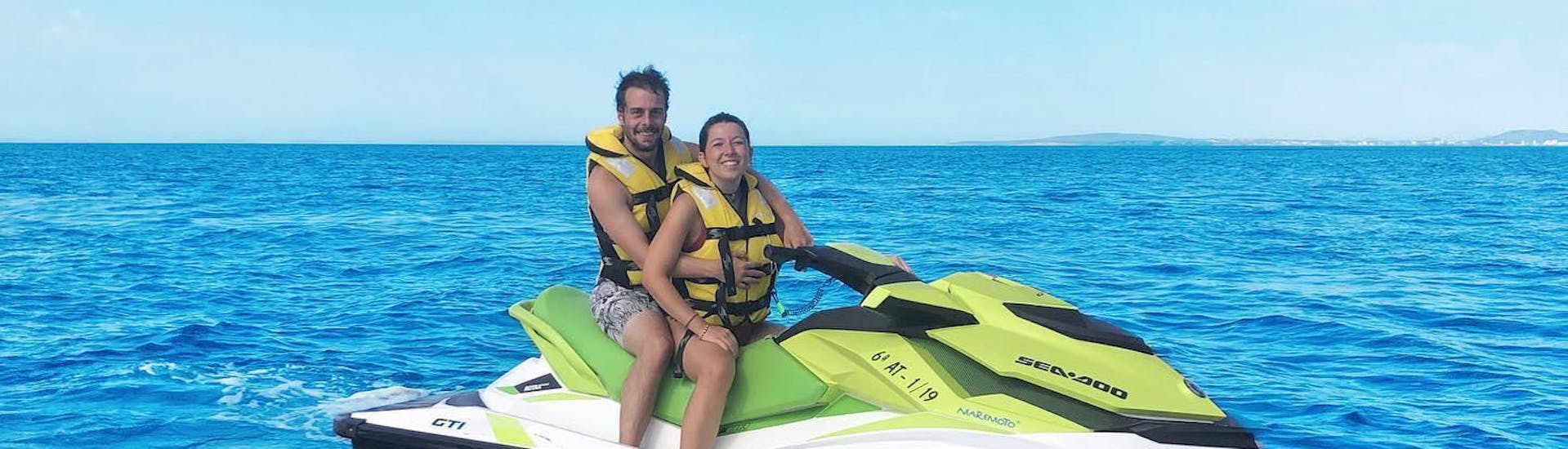 Dos personas disfrutan de un paseo en moto de agua por Palma con Mallorca on Jetski. 