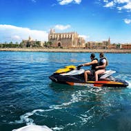 Due persone partecipano a un safari in moto d'acqua intorno a Palma di Maiorca con Mallorca on Jetski.