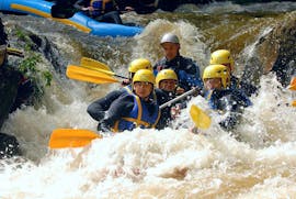 Un groupe de personne en train de faire une descente de rafting dans la rivière Le Chalaux.