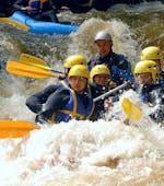 Un groupe de personne en train de faire une descente de rafting dans la rivière Le Chalaux.