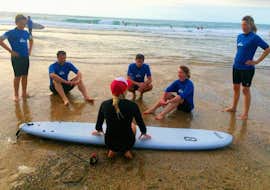 Privater Surfunterricht am Strand Parlementia in Guéthary mit Le Fil Bleu Guéthary-Bidart. Eine Familie bereitet sich auf ihren privaten Surfunterricht am Strand von Parlementia in Guéthary mit Le Fil Bleu vor.