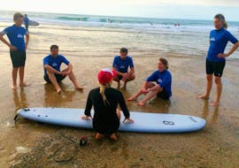 A family is getting ready for their private surfing lessons on Parlementia Beach in Guéthary with Le Fil Bleu.