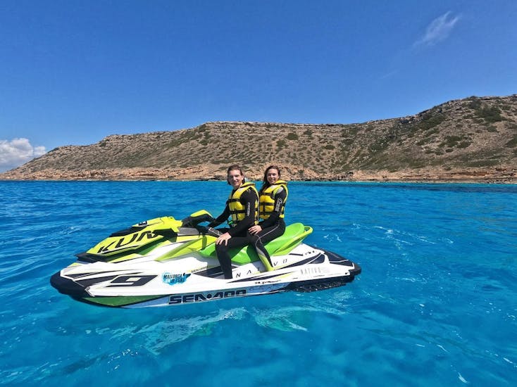 Dos personas realizan un safari en moto de agua a la Reserva Natural de los Deltas con Mallorca on Jetski.