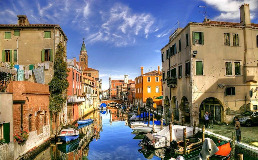 Gedeelde gondelrit in Venetië langs het Canal Grande.