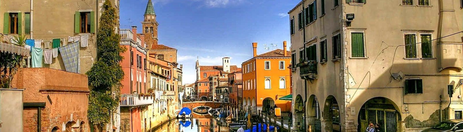 Tour en gondole partagée à Venise le long du Grand Canal.