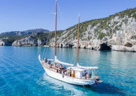 Our vintage sailing ship during the vintage sailing ship trip in Gulf of Orosei in high season with Dovesesto Cala Gonone.