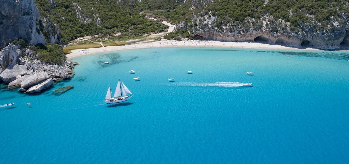 The beautiful beach that you can admire during the vintage sailing ship trip in Gulf of Orosei in high season with Dovesesto Cala Gonone.