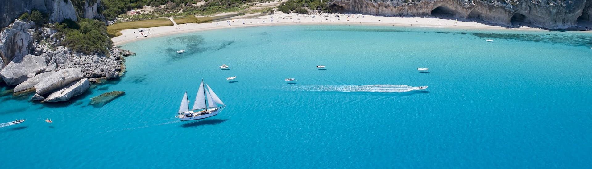 The beautiful beach that you can admire during the vintage sailing ship trip in Gulf of Orosei in high season with Dovesesto Cala Gonone.