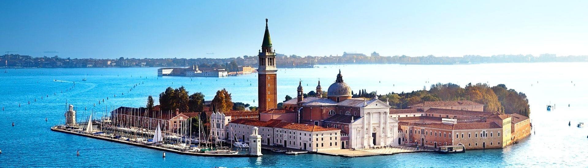 Uitzicht op het eiland San Giorgio Maggiore, dat te zien is tijdens een wandeltocht en een gedeelde gondelrit rond Venetië met Venice Boat Experience.