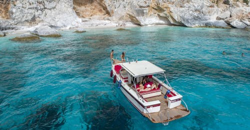 Yacht Boat Trip in the Gulf of Orosei from Cala Gonone with Dovesesto A group of people during the yacht excursion in Gulf of Orosei in high season with Dovesesto Cala Gonone.