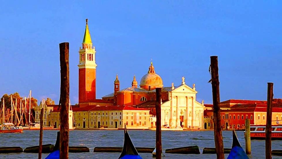 Privé gondelrit langs Venetiaanse grachten.