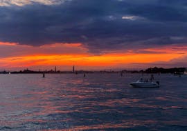 Private venezianische Bootsfahrt bei Sonnenuntergang mit Venice Boat Experience.